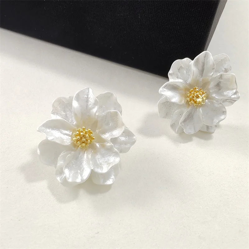 Orecchini a bottone da donna con fiore acrilico bianco Fiori piegati Moda coreana Petali dolci Orecchini femminili irregolari 2025 nuovo in