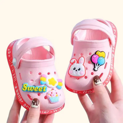 Sommerschuhe für Kinder Sandalen Loch Schuhe für Kinder Weiche rutschfeste Hausschuhe Cartoon-Design Loch Schuhe für Kinder Strandsand für Jungen Mädchen