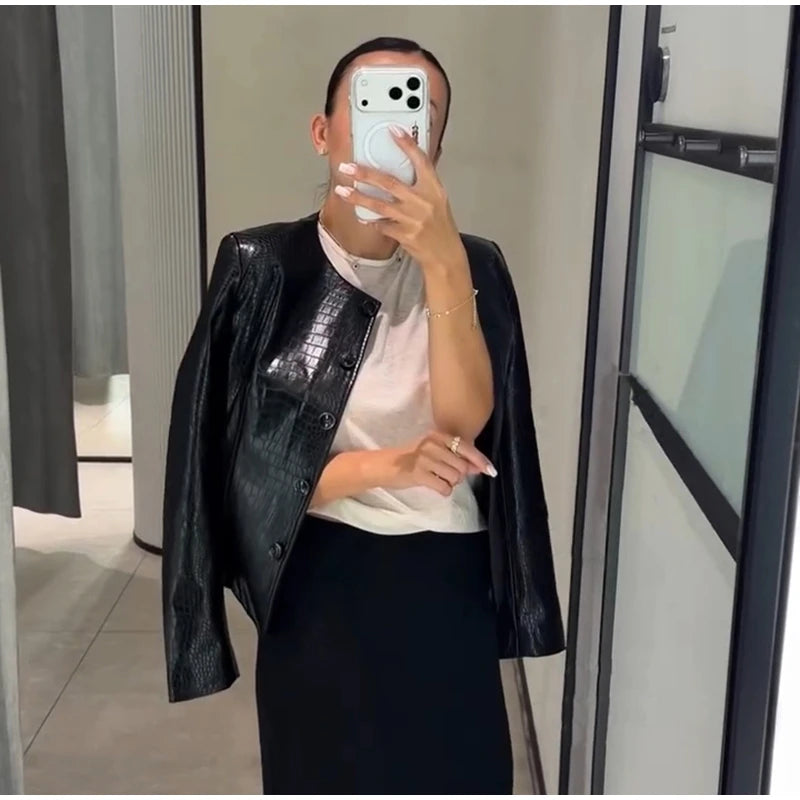 Giacca in Ecopelle Effetto Coccodrillo, Collo Tondo, Chiusura con Bottoni, Maniche Lunghe, Autunno 2026, Outfit Chic da Donna per Appuntamenti, Abbigliamento Trendy da Strada