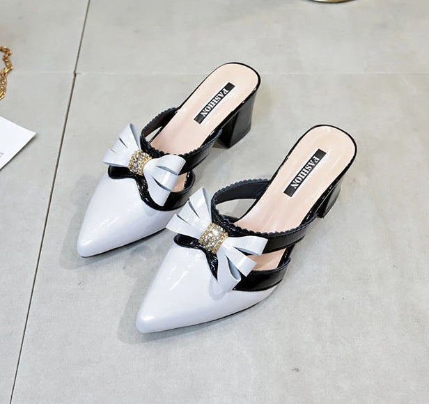 Pantofole da donna e sandali da donna Gioielli Estate 2025 Ciabatte con cristalli Scarpe a punta Ciabatte con tacco nero Rhenstone con fiocco Y