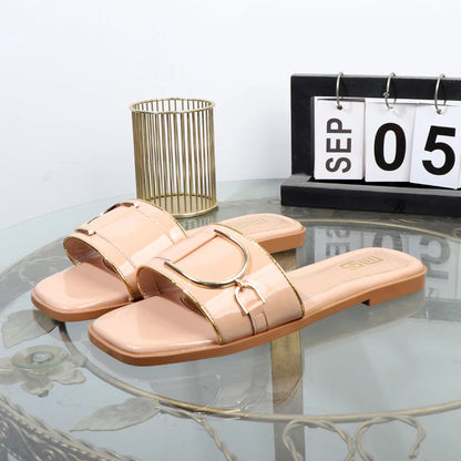 Pantofole da donna nell'estate 2025 con fondo piatto in metallo, nuova moda, punta quadrata, scarpe da donna con tacco basso all'aperto alla moda