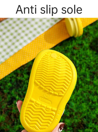Sommerschuhe für Kinder Sandalen Loch Schuhe für Kinder Weiche rutschfeste Hausschuhe Cartoon-Design Loch Schuhe für Kinder Strandsand für Jungen Mädchen