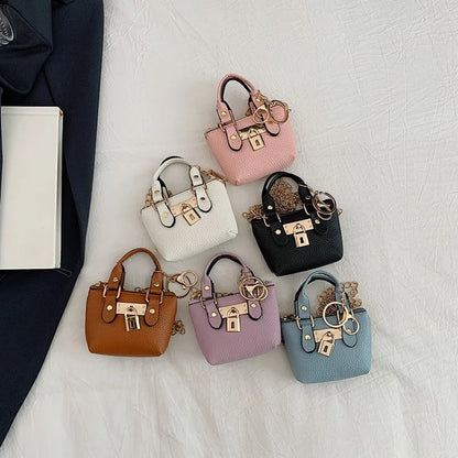 Borsa quadrata piccola da ragazza a tracolla per l'estate 2025, i nuovi bambini classici che portano una borsa a tracolla monospalla. portachiavi portafoglio