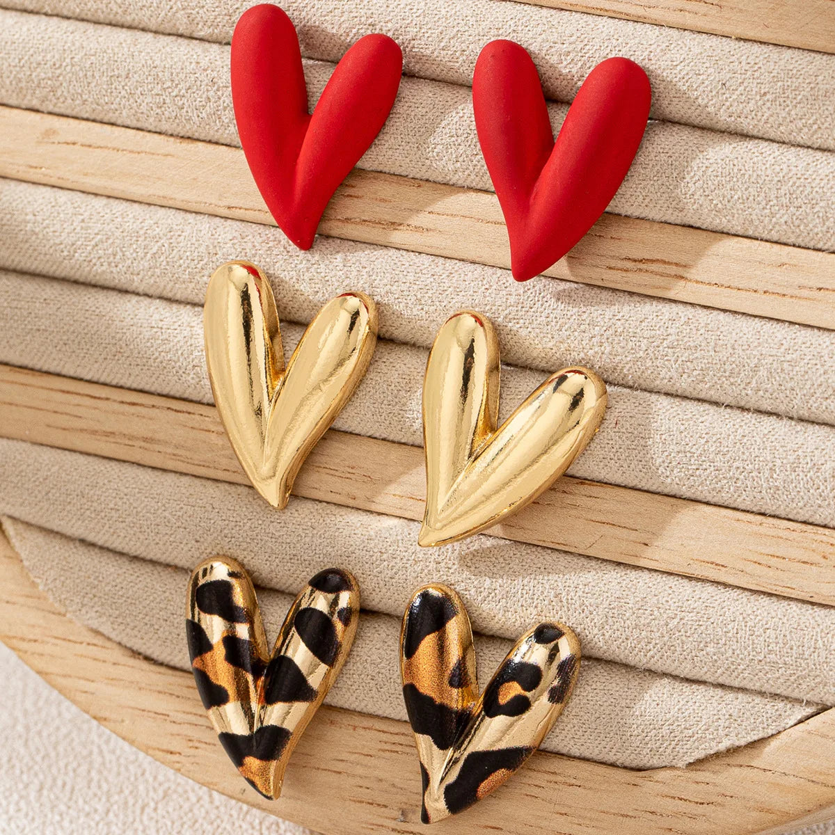 3 paia di set di orecchini a forma di cuore d'amore leopardato in smalto metallizzato dal design elegante adatti per la festa di San Valentino, regali per un amico