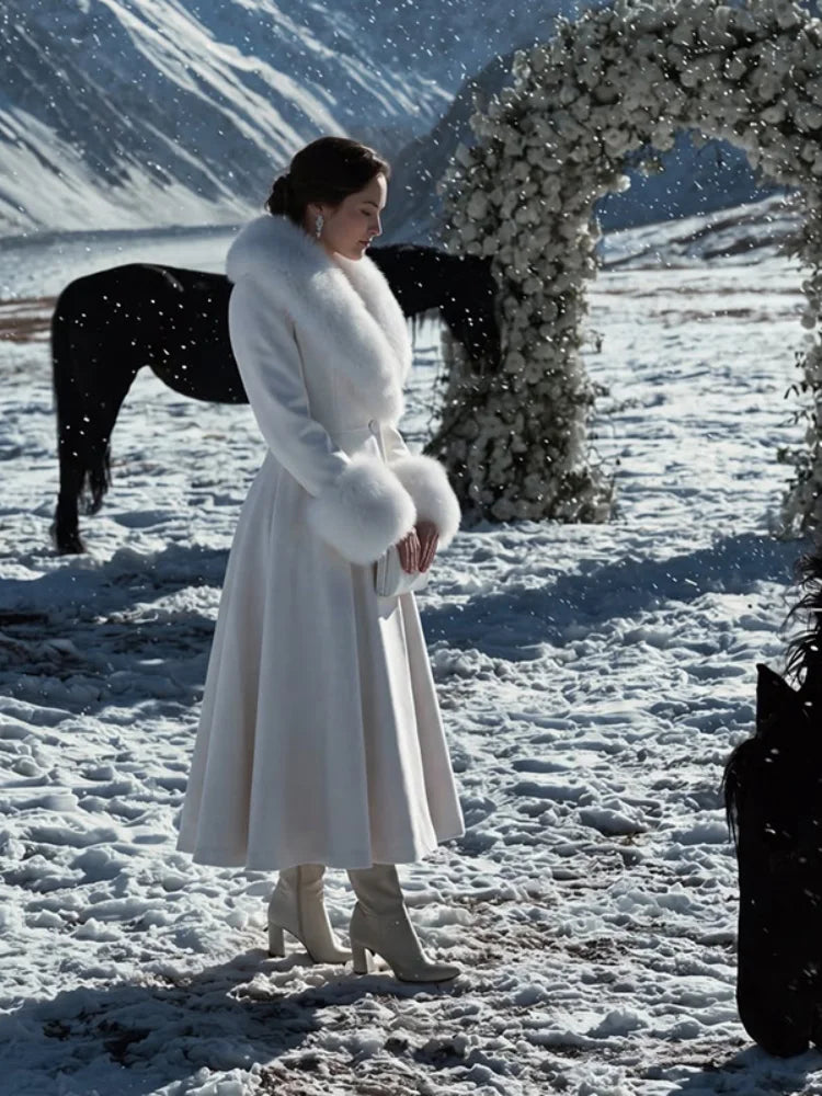 Cappotto lungo elegante da donna in misto lana con collo grande in pelliccia sintetica, polsini e vita arricciata, modello svasato a trapezio, maxi cappotto retrò per feste, capospalla