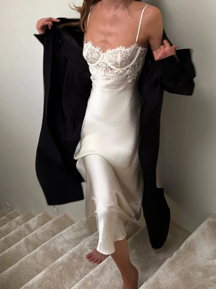 Abito in Raso con Spalline Sottili, Scollo a Cuore, Vestibilità Aderente, Collezione Primavera Estate 2026, per Banchetti e Feste, Lusso e Eleganza per Donna