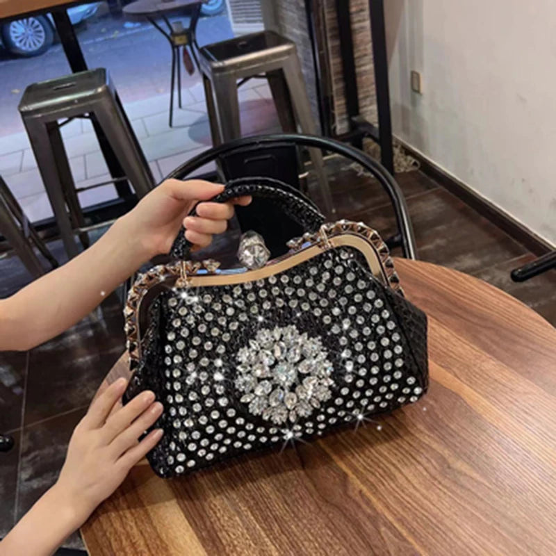 Borsa a tracolla di alta qualità da donna estate 2024 nuova borsa a tracolla di nicchia con texture esplosiva borsa di grande capacità tempestata di diamanti