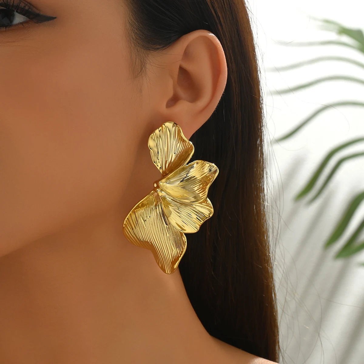 Eleganti orecchini a bottone con mezze fiori con foglie di ginkgo per le donne Design Sense Orecchini penetranti con petali color oro Gioielli da donna