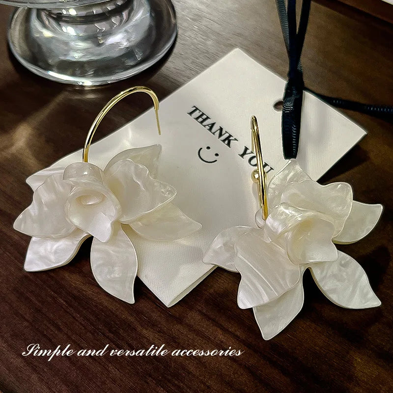 Orecchini a forma di petalo acrilico in metallo a forma di C Orecchini a bottone personalizzati in stile europeo americano Accessori da viaggio per ragazze da donna