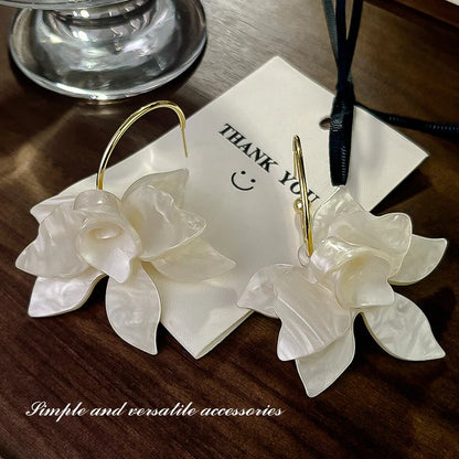 Orecchini a forma di petalo acrilico in metallo a forma di C Orecchini a bottone personalizzati in stile europeo americano Accessori da viaggio per ragazze da donna