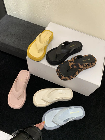Damen-Slipper für den Sommerurlaub am Strand, modische Plateau-Zehenstegschuhe in Unifarben, minimalistische, vielseitige Damen-Sandalen für den Alltag