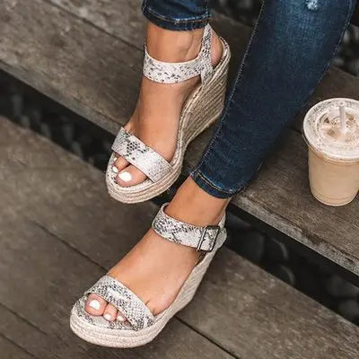 Sandali con tacco da donna Estate 2025 Espadrillas Sandali da donna Comfort Cinturino con fibbia Scarpe con plateau per donna Nuovi sandali con tacco