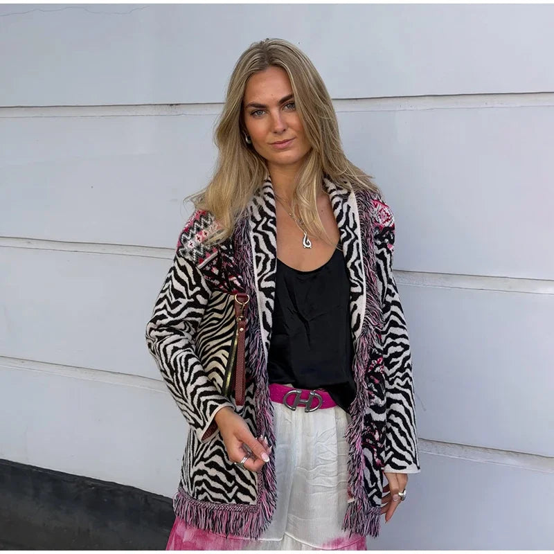 Cardigan da donna in maglia con stampa zebrata e frange, modello ampio con scollo a V, maniche lunghe, cintura, maglione caldo e spesso, collezione autunno 2026.