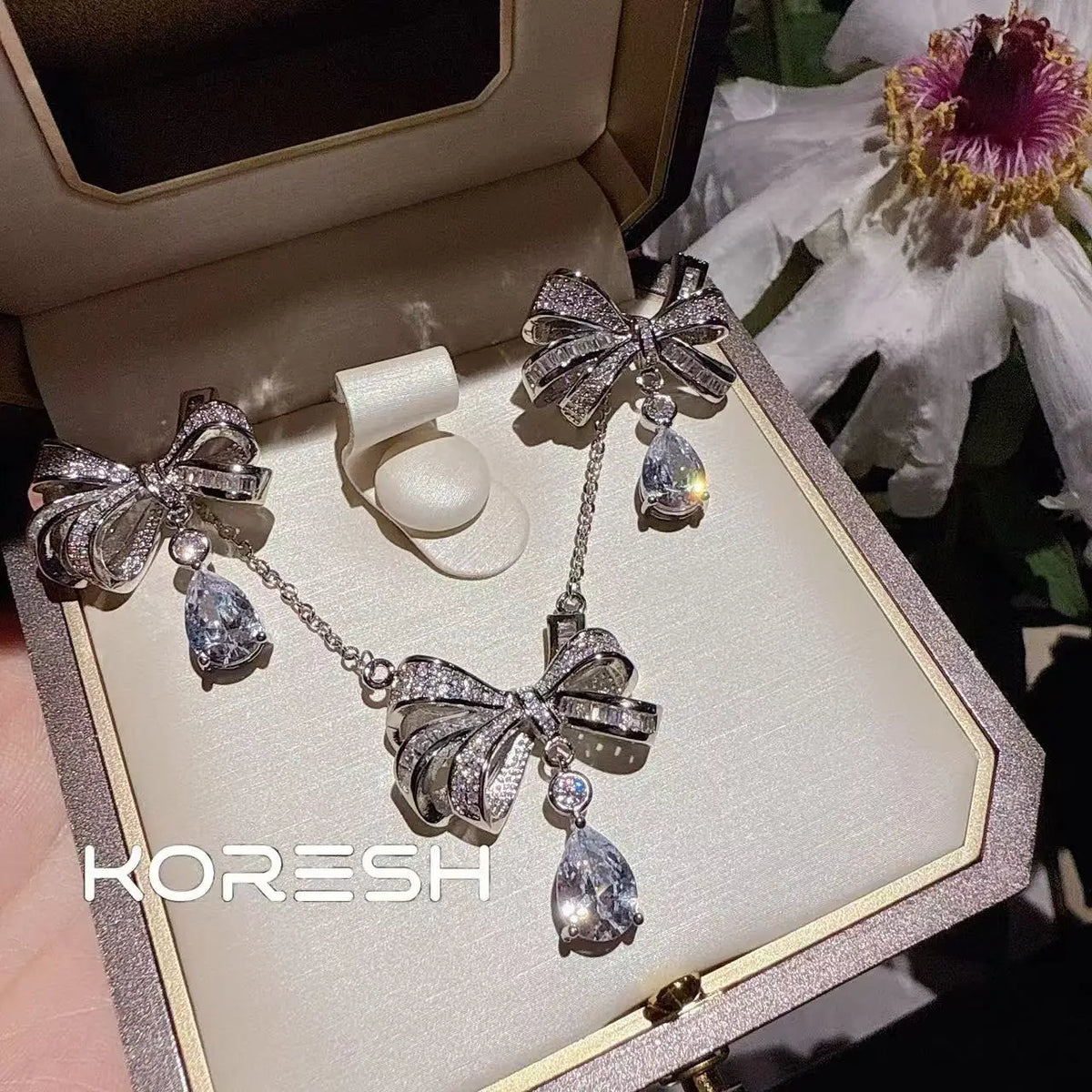 Collier pour femmes avec nœud et diamants, nouvelle parure de boucles d'oreilles pendantes en zircon pour femmes 2025