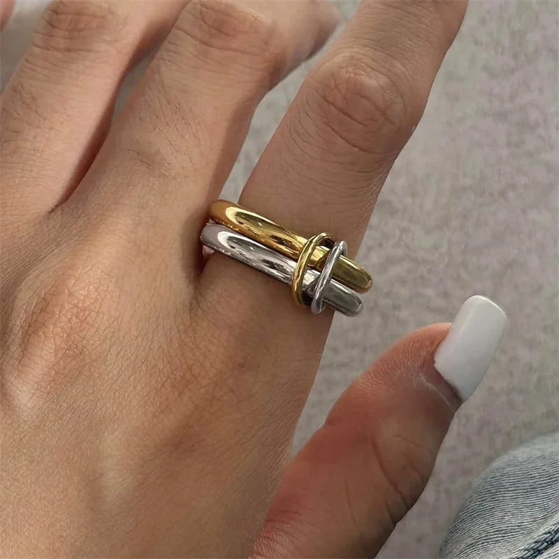 Un anello di gioielli in rame a quattro anelli bicolore di nicchia, ipoallergenico, stile Ins, artefatto impilabile, adatto per gioielli di giovani donne
