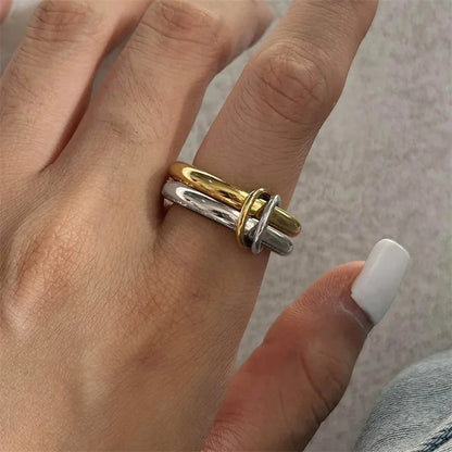 Un anello di gioielli in rame a quattro anelli bicolore di nicchia, ipoallergenico, stile Ins, artefatto impilabile, adatto per gioielli di giovani donne