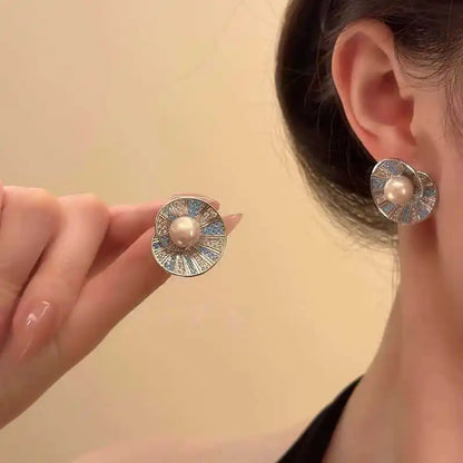 Orecchini a bottone a forma di conchiglia di perla di conchiglia di cristallo blu eleganti vintage per le donne Regalo per feste di gioielli rotondi con geometria semplice