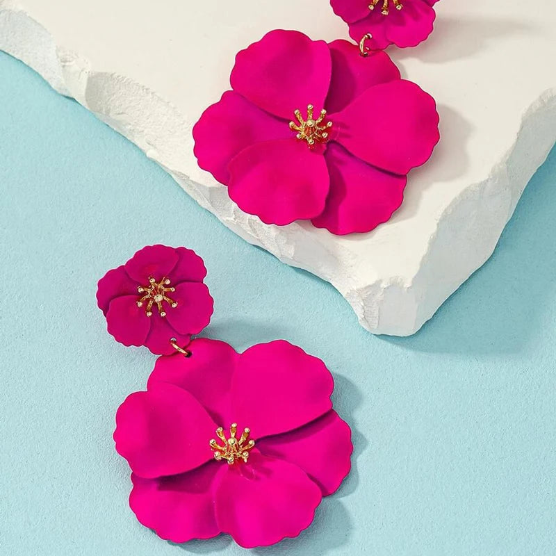 Orecchini pendenti con fiori fucsia da donna Placcatura in oro Orecchini pendenti con fiori grandi spray fucsia bianchi Orecchini da sposa per le vacanze
