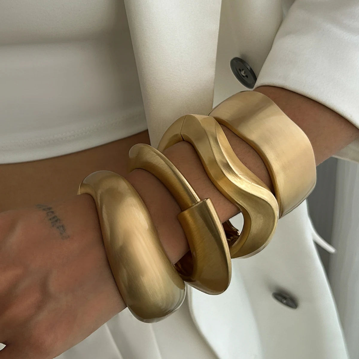 SHIXIN 4 Stili di Bracciali a Polsino Larghi in Metallo Opaco Punk, Bracciali Geometrici Vintage Color Oro per Donne e Uomini, Nuova Collezione di Gioielli