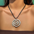 Collana con ciondolo a conchiglia a spirale grande creativa etnica Collana da donna Goth regolabile in pelle con filo di cera Accessori per gioielli Y2K per le vacanze
