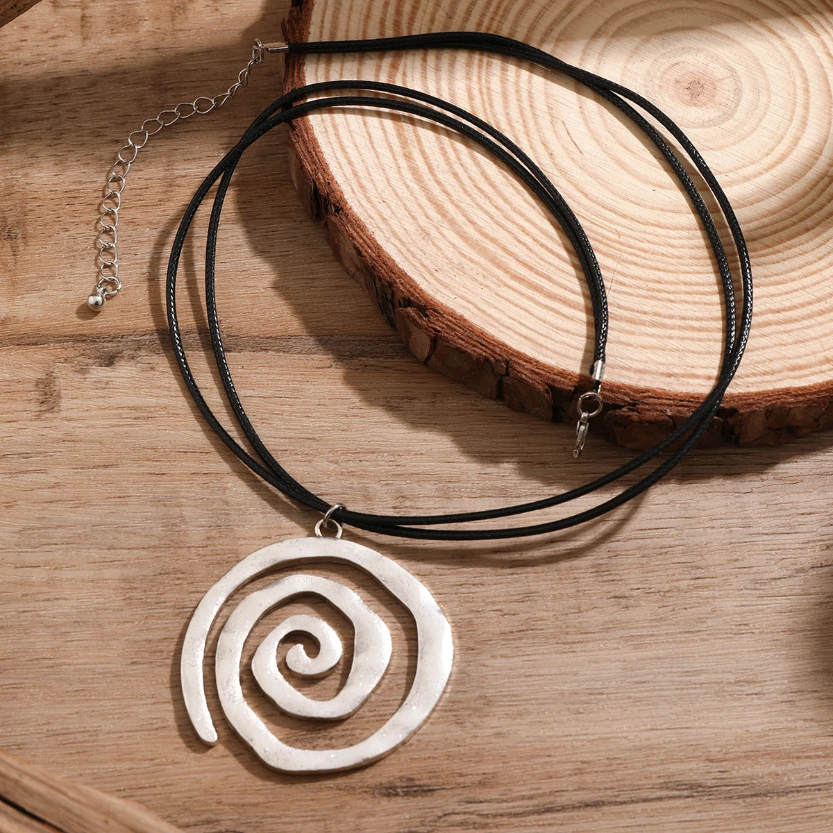 Collana con ciondolo a conchiglia a spirale grande creativa etnica Collana da donna Goth regolabile in pelle con filo di cera Accessori per gioielli Y2K per le vacanze
