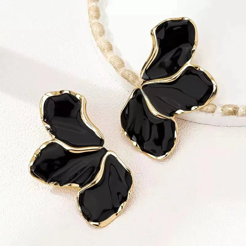 Orecchini posteriori irregolari placcati in oro delicati alla moda Orecchini con fiori color crema di alta qualità dal design pesante, il miglior regalo per la famiglia per i
