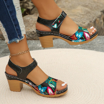 Sandali con plateau da donna 2024 estate sandali da spiaggia di nuova moda comodi sandali da esterno leggeri scarpe traspiranti per le donne