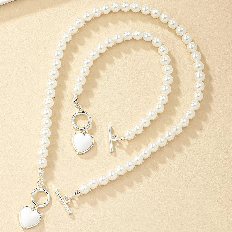 Set di gioielli con bracciale e collana di perle imitazione da 2 pezzi. Elegante collare con perline di colore naturale con ciondolo color perla per ragazza