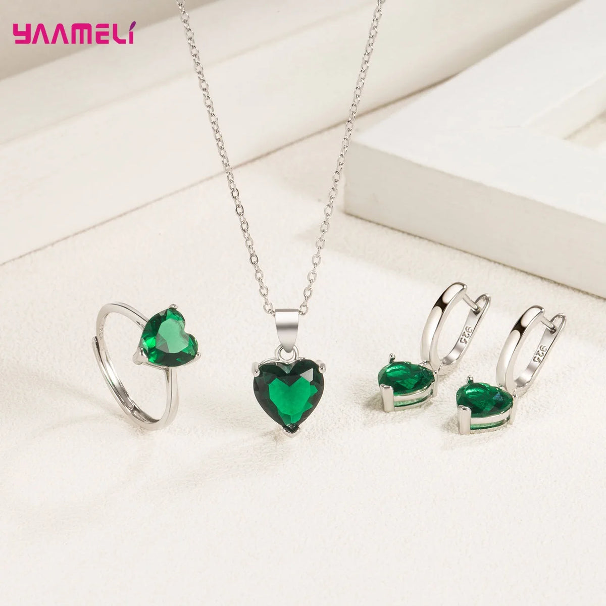 Set regalo di gioielli in argento sterling 925 pregiato per le donne Anello con collana pendente con orecchini Huggie con zirconi a forma di cuore romantico femminile