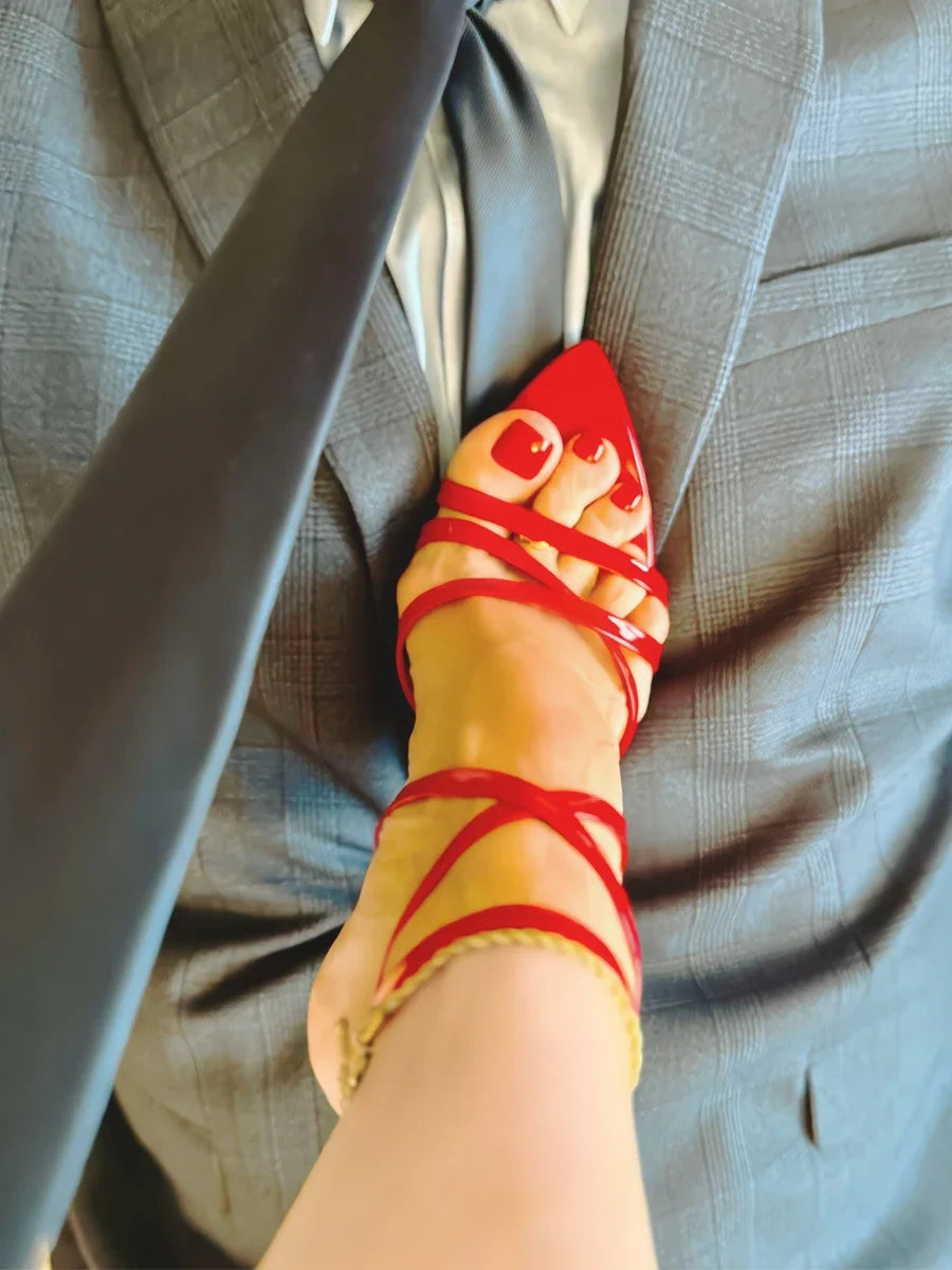 2025 Nuovi sandali estivi con cinturino dritto incrociato a punta con tacchi sottili da donna, tacchi alti con fondo rosso, sandali alla moda