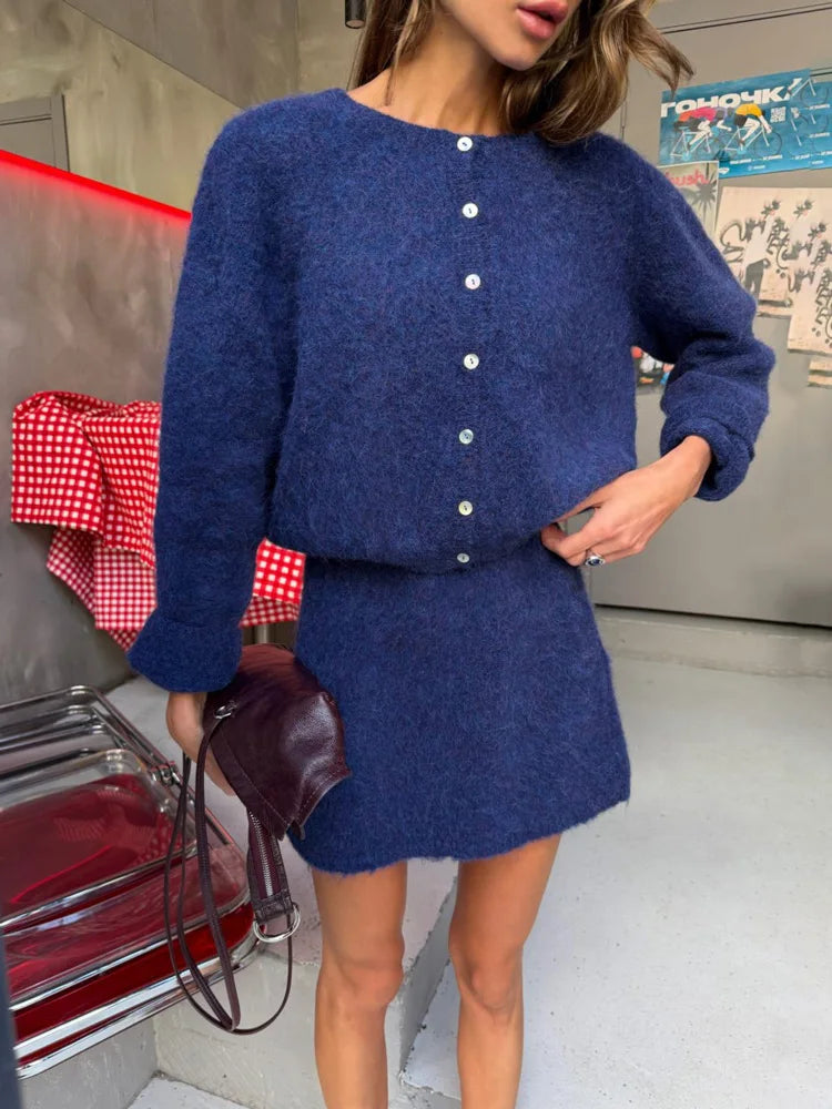 Cardigan in maglia pelosa Tossy a maniche lunghe con bottoni frontali, corto, in mohair, casual, morbido al tatto, a tinta unita, per donna, inverno 2026.