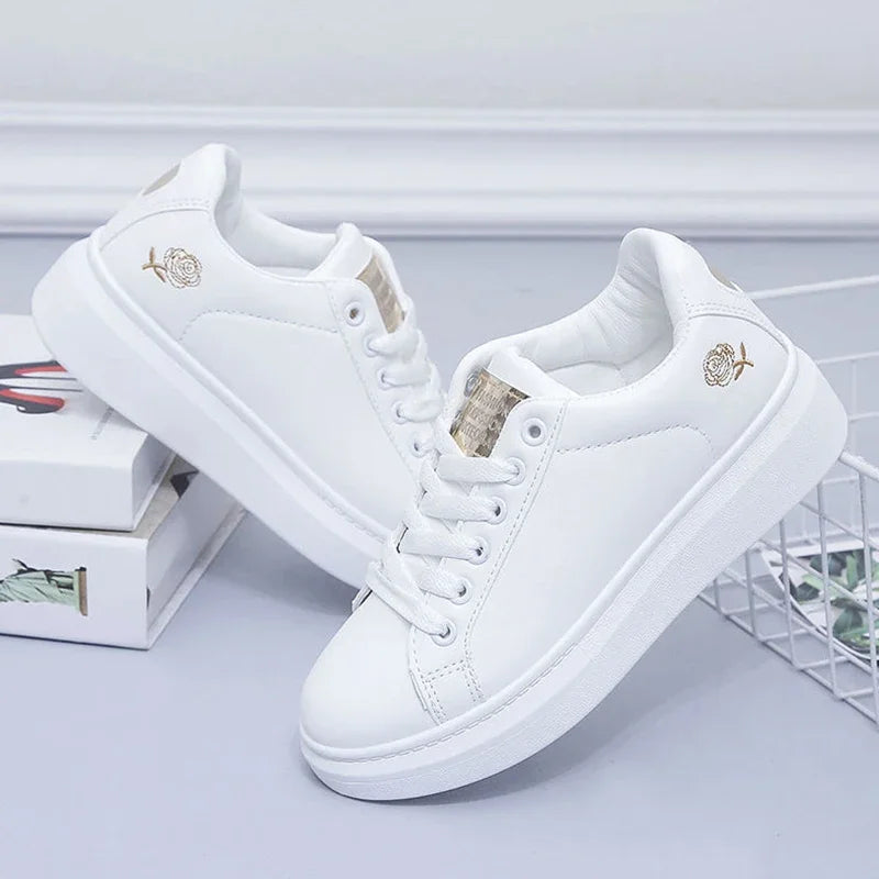 2025 Primavera ed estate Nuove scarpe da donna Scarpe casual stile sportivo ventilato in pelle Scarpe da tavolo Piccole scarpe bianche INS Low Top