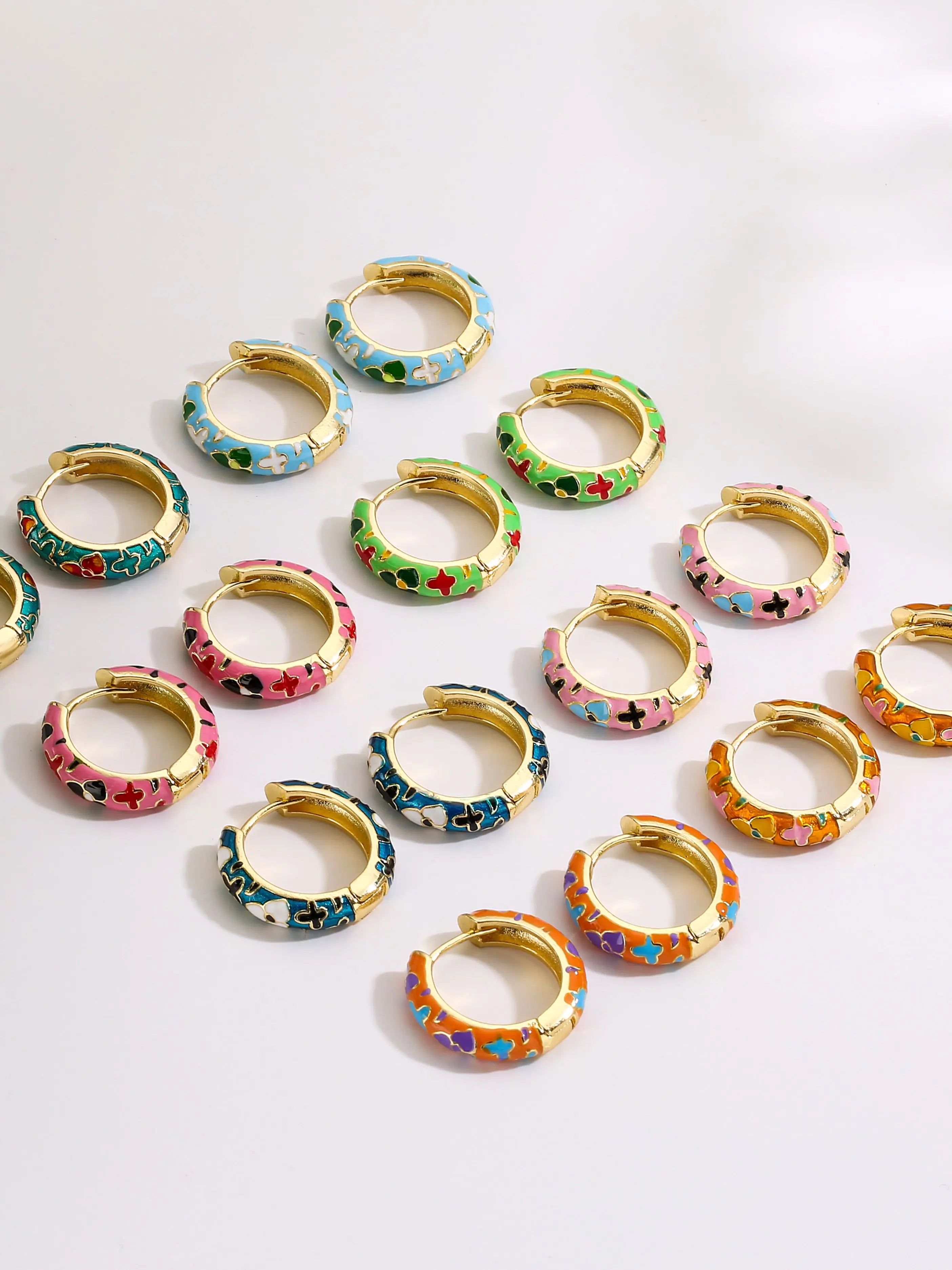 HECHENG, Orecchini a cerchio piccoli con fiori smaltati vintage Dichiarazione geometrica alla moda Cerchio rotondo Huggie Orecchino Gioielli di moda Brincos