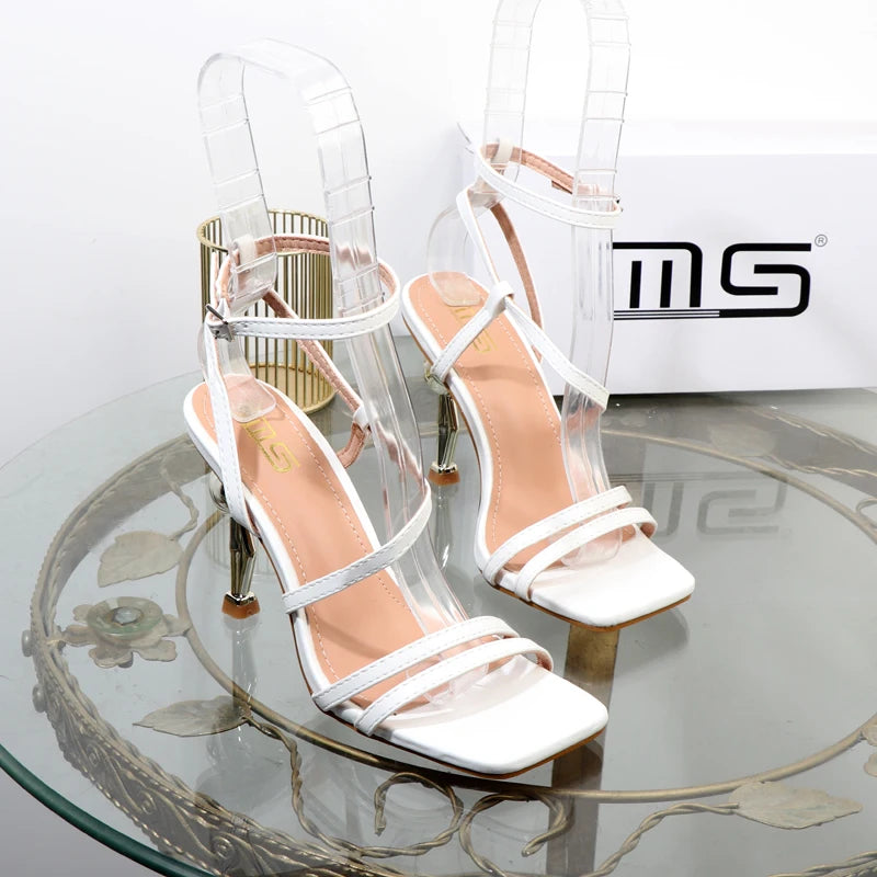 Nell'estate del 2025 sandali sexy scarpe col tacco alto sandali da esterno stile strano di grandi dimensioni moda scarpe eleganti con tacco da donna