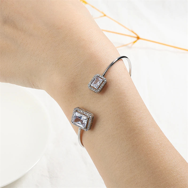 Braccialetti con polsino color oro con geometria di lusso per le donne Braccialetti con zirconi cubici alla moda INS Gioielli per feste quotidiane.