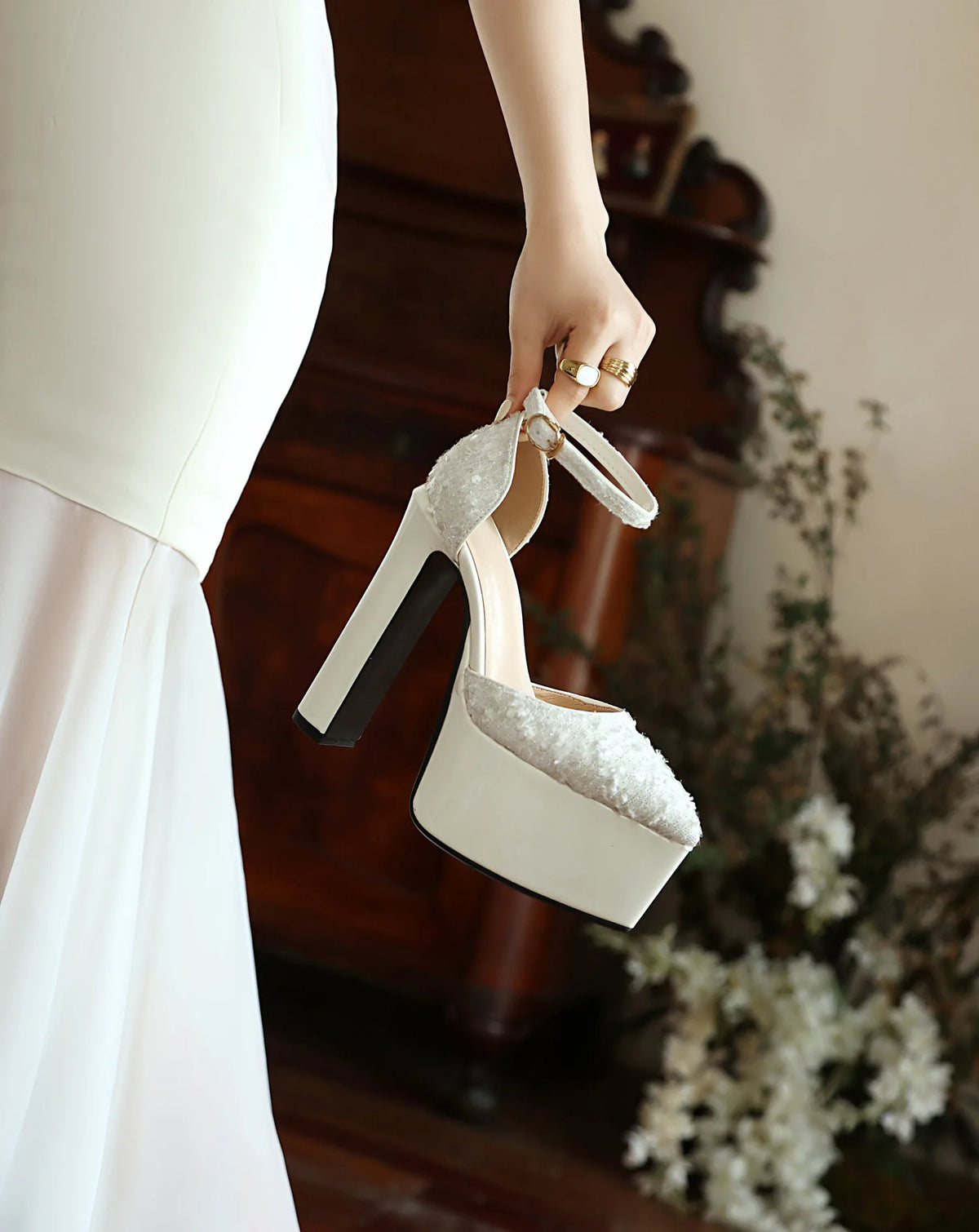 Sandali a punta neri con cinturino alla caviglia sexy per le donne Piattaforma estiva 15CM Scarpe eleganti da festa con paillettes lucide Tacchi alti vuoti laterali neri