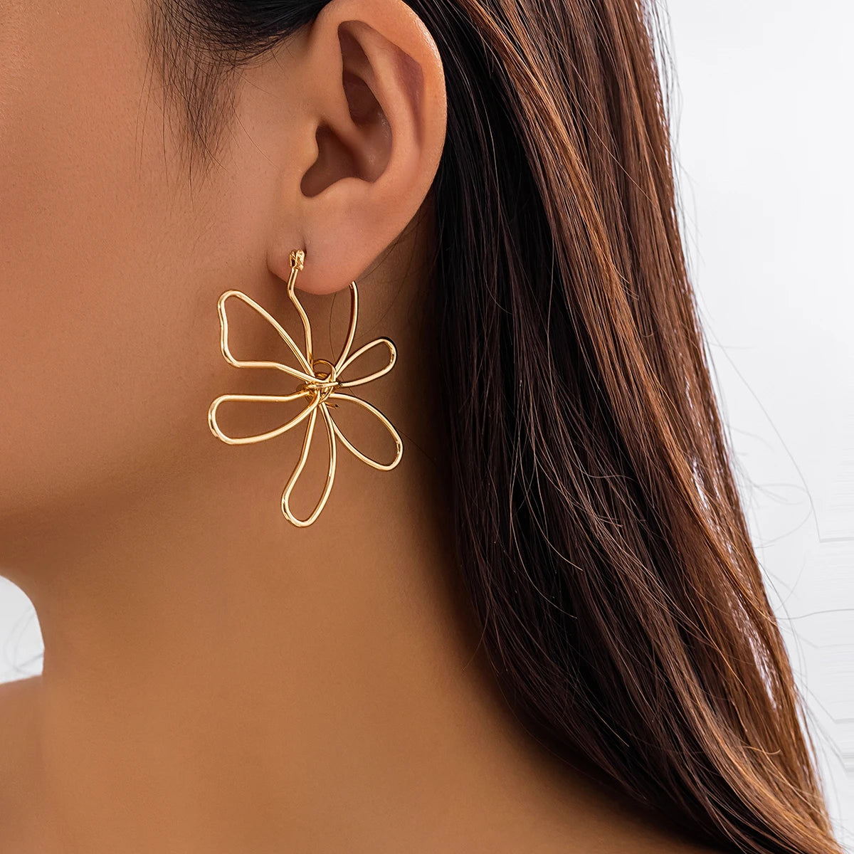 IngeSight.Z Orecchini a bottone con fiore grande scavato in metallo color oro vintage per le donne Orecchini geometrici semplici Regalo per feste 2023 Nuovo