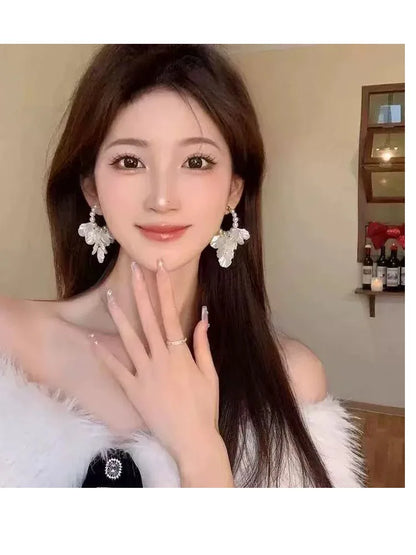 Eleganti orecchini con fiori di perle bianche imitazione: design a petalo con pendente lungo, perfetti per abbigliamento casual o feste, accessori per feste
