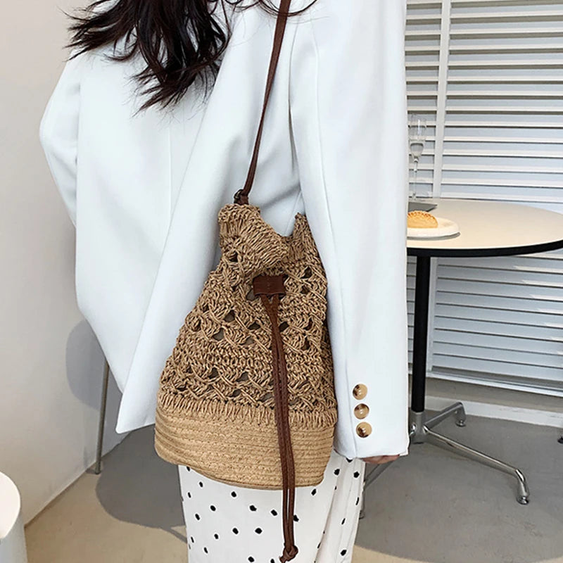 Borsa a tracolla da spiaggia in paglia estiva da donna fatta a mano borsa a tracolla con coulisse cava intrecciata borsa da viaggio con Design femminile di moda lavorata a maglia