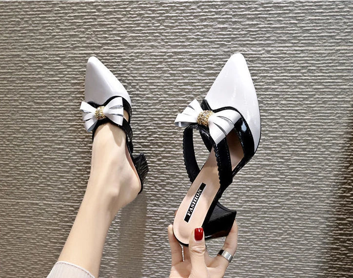 Pantofole da donna e sandali da donna Gioielli Estate 2025 Ciabatte con cristalli Scarpe a punta Ciabatte con tacco nero Rhenstone con fiocco Y