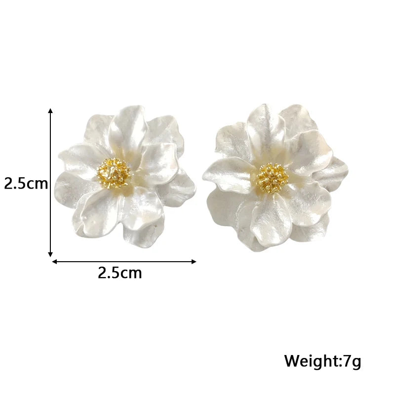 Orecchini a bottone da donna con fiore acrilico bianco Fiori piegati Moda coreana Petali dolci Orecchini femminili irregolari 2025 nuovo in