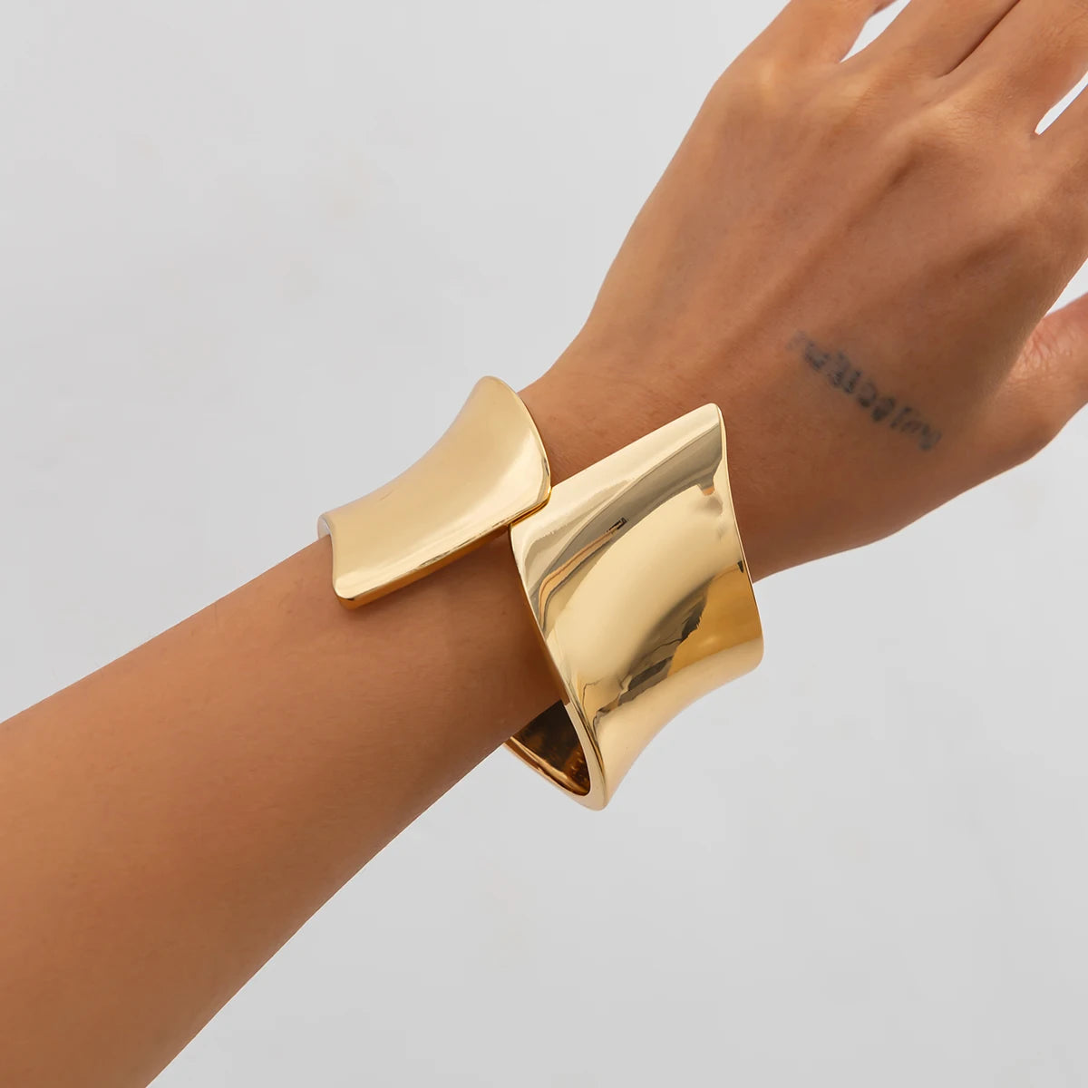 Ingemark Braccialetti a molla in metallo color oro esagerato per le donne Braccialetti a braccio geometrici irregolari vintage punk Regalo di gioielli da uomo