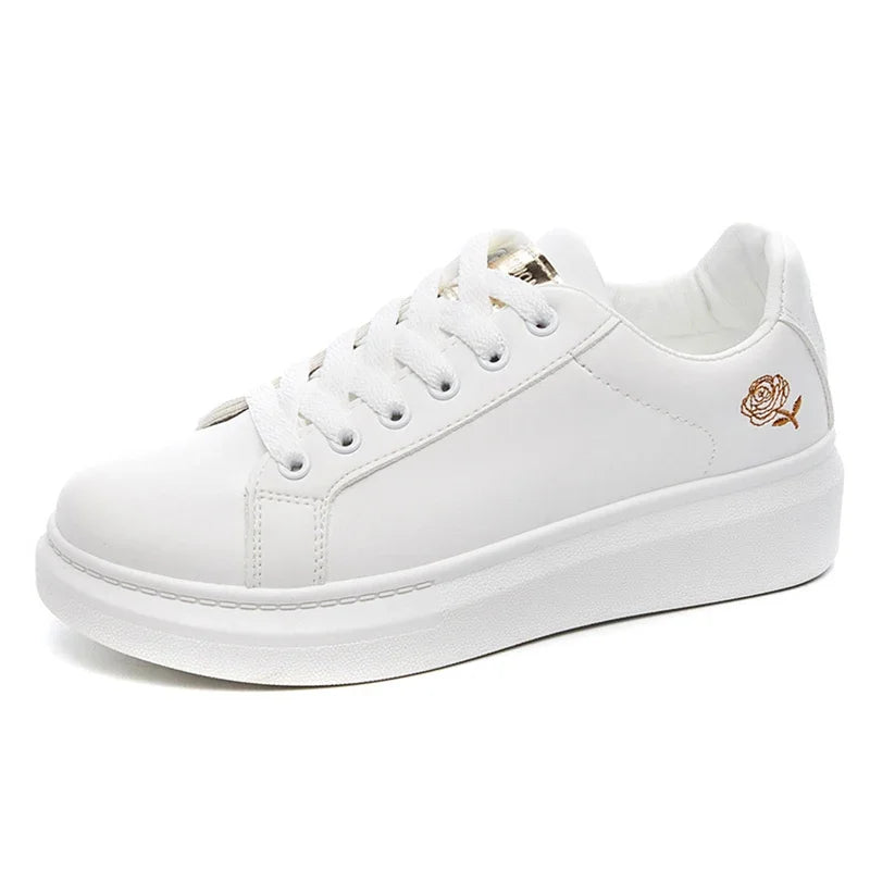 2025 Primavera ed estate Nuove scarpe da donna Scarpe casual stile sportivo ventilato in pelle Scarpe da tavolo Piccole scarpe bianche INS Low Top