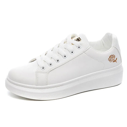 2025 Primavera ed estate Nuove scarpe da donna Scarpe casual stile sportivo ventilato in pelle Scarpe da tavolo Piccole scarpe bianche INS Low Top
