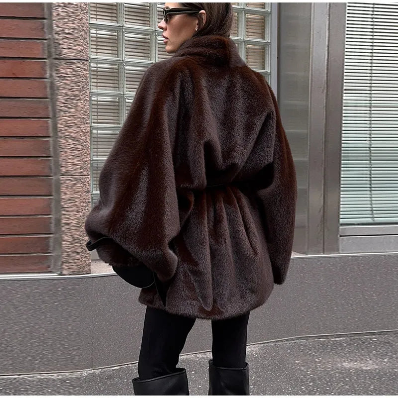 Cappotto di pelliccia marrone cioccolato avvolgente con cravatta sul davanti Cappotto di pelliccia di media lunghezza a maniche lunghe 2025 Cappotto invernale da donna accogliente Moda Luxe Lady