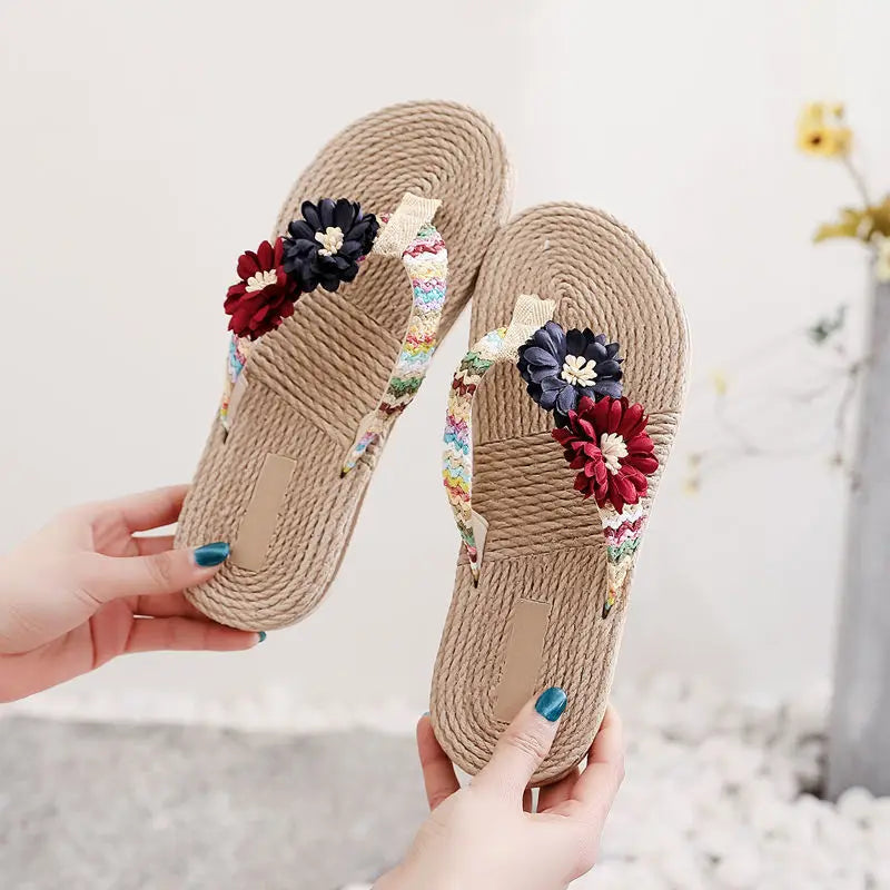 Estate nuovi sandali 2025 infradito pantofola da spiaggia con comode pantofole piatte carine alla moda per le donne piattaforma calda