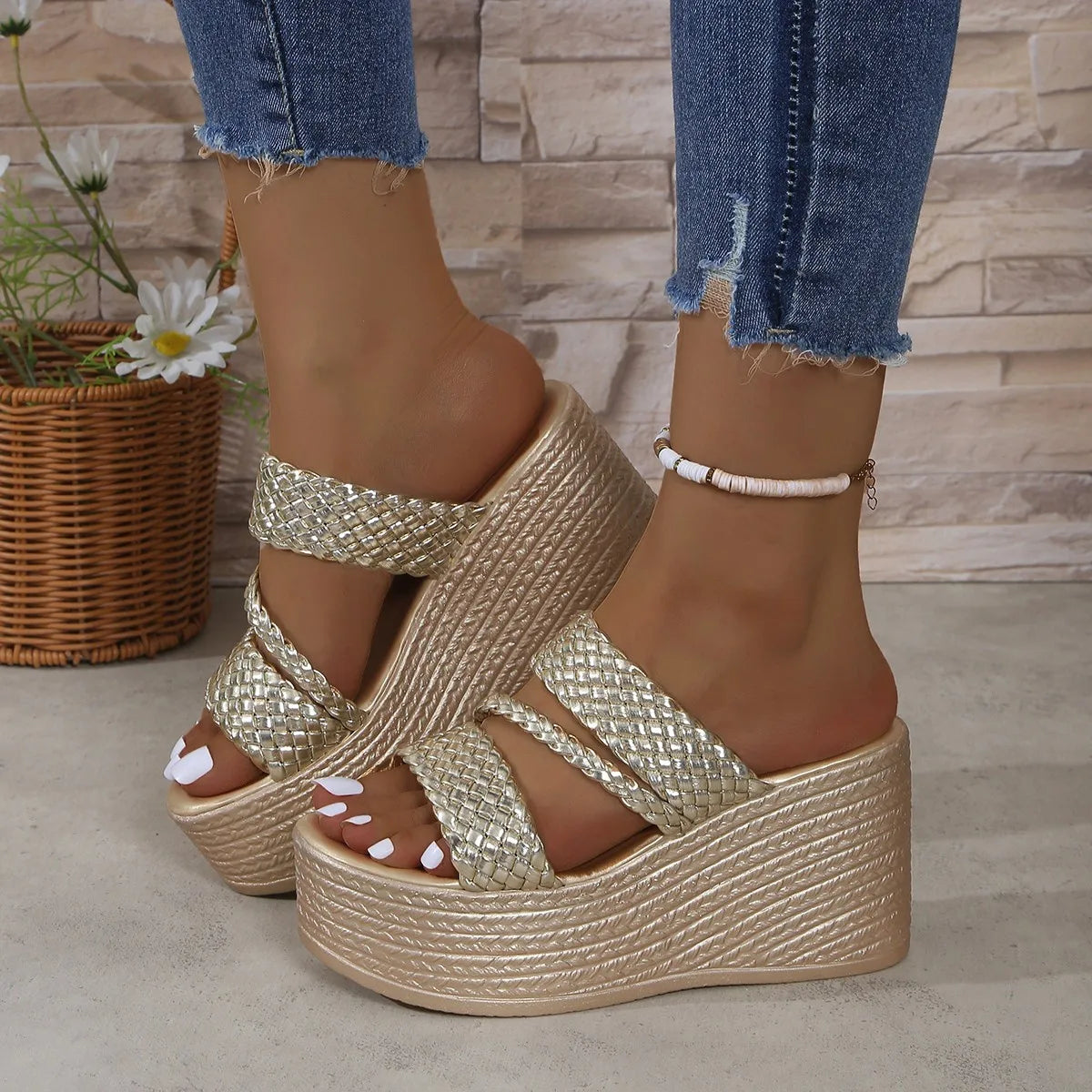 Sandali da donna 2025 Estate Nuovi sandali da spiaggia all'aperto Comodi zeppe dorate Scarpe da donna Design Sandali casual Taglia 35-43