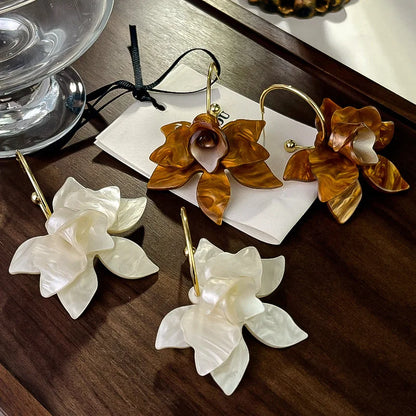 Orecchini a forma di petalo acrilico in metallo a forma di C Orecchini a bottone personalizzati in stile europeo americano Accessori da viaggio per ragazze da donna