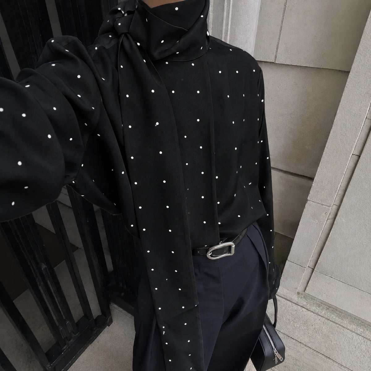 Eleganti Camicette da Donna con Sciarpa a Pois, Camicie a Maniche Lunghe e Vestibilità Ampia, Nuove Camicette Casual da Ufficio per il 2026, Top da Donna in Bianco, Nero e Marrone
