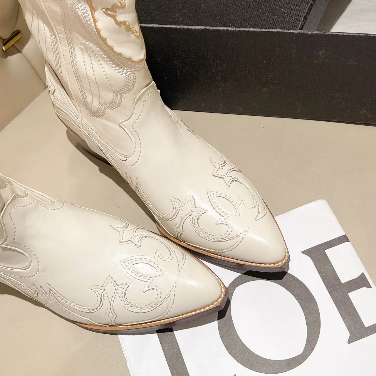 Women's Embroidered Western Mid Calf Boots Cowboy Square Heels Boots Pointed Toe Platform Boots Women Western Shoes Plus Size42